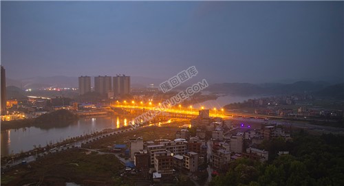 紫霞园大桥的夜景，月亮湾夜景