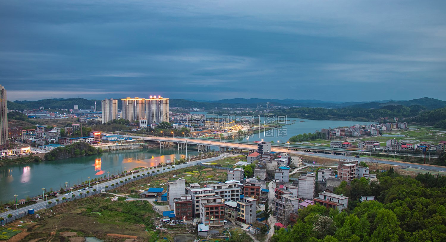 紫霞园大桥的夜景，月亮湾夜景