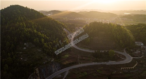 三阁司的凤几山，凤形山，凤金山