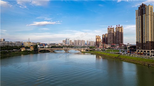 隆回大桥河岸两边风景