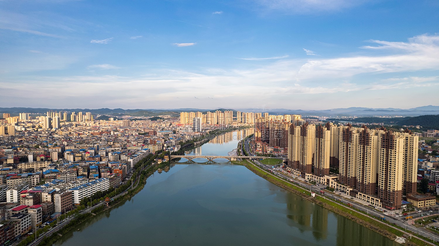 隆回大桥河岸两边风景