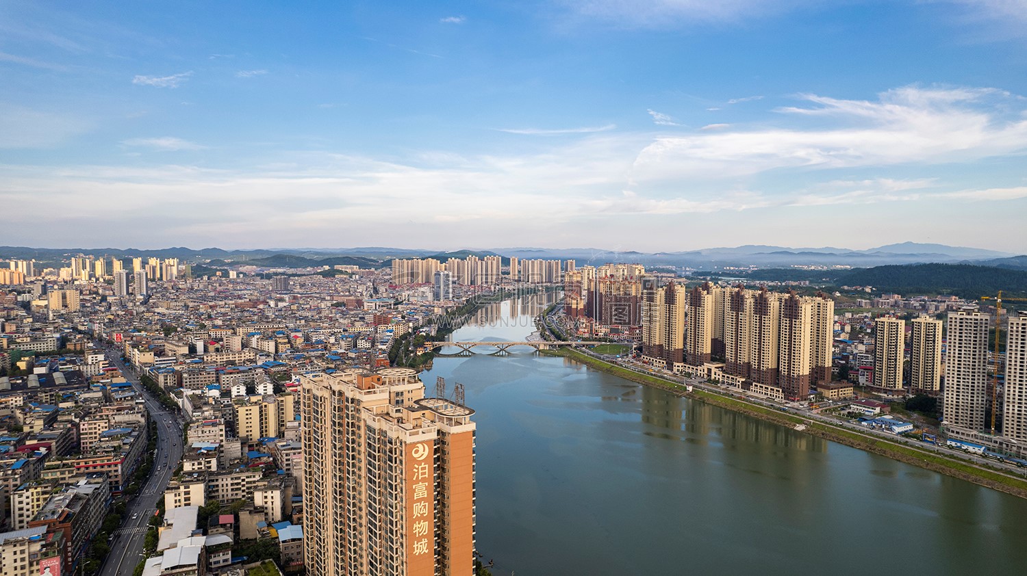 隆回大桥河岸两边风景