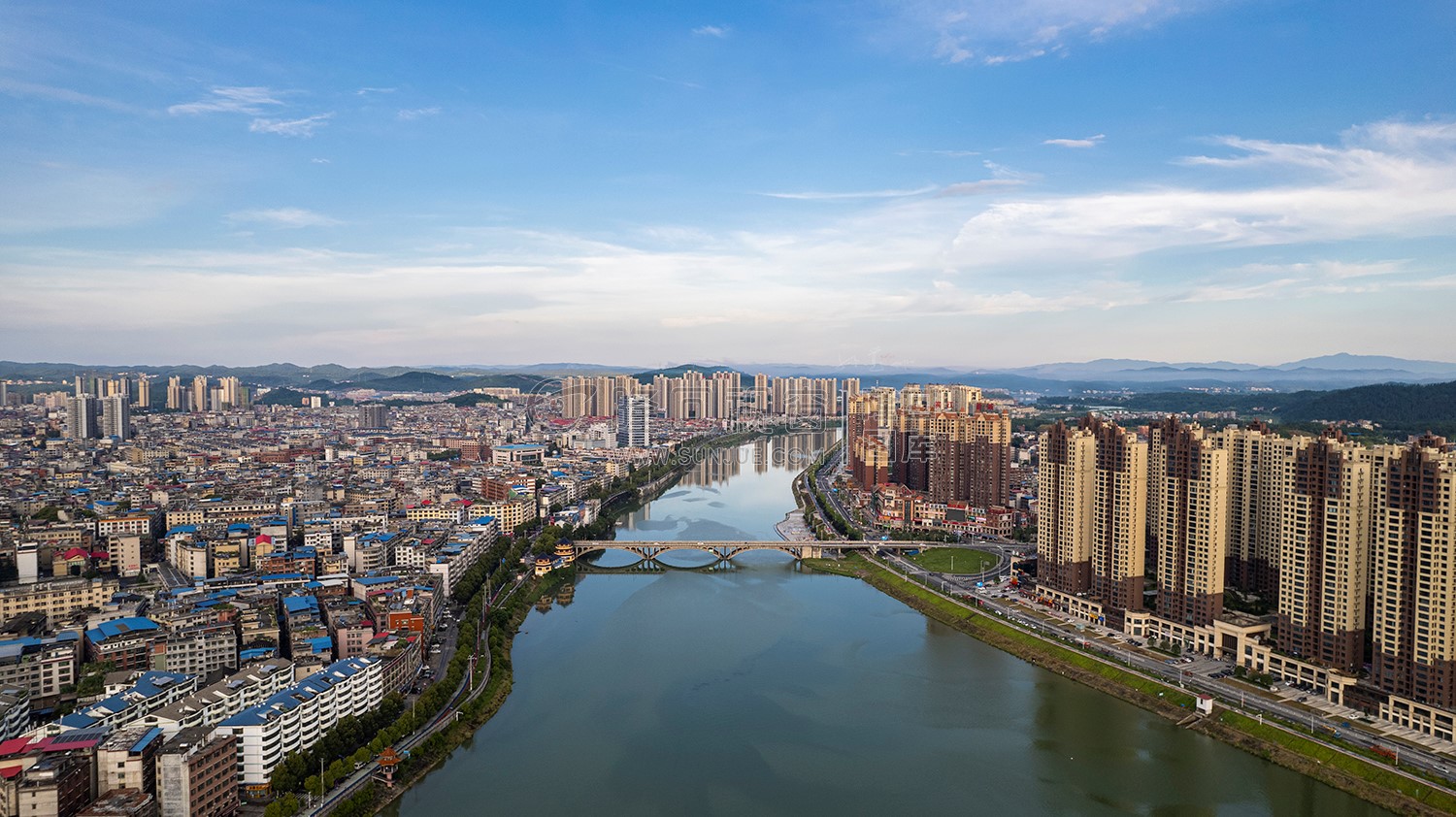 隆回大桥河岸两边风景
