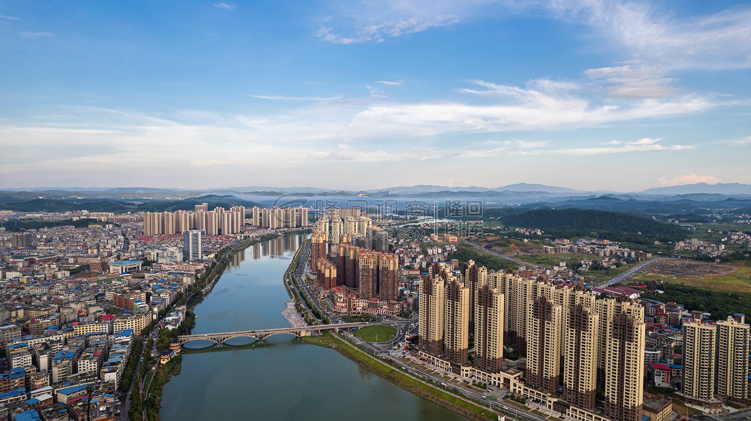 隆回大桥河岸两边风景