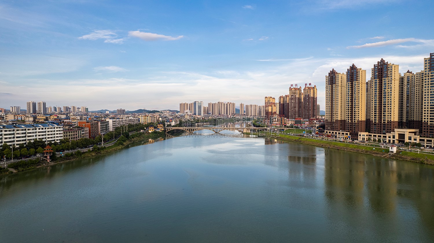 隆回大桥河岸两边风景