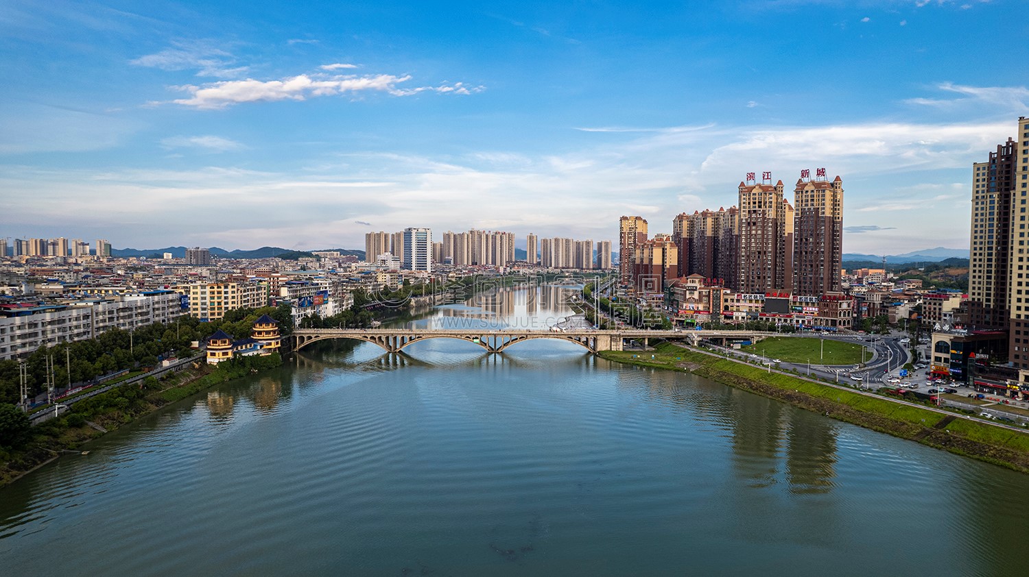 隆回大桥河岸两边风景