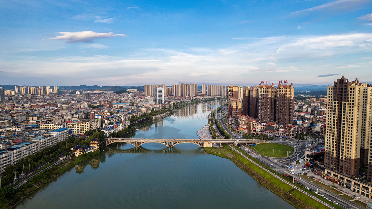 隆回大桥河岸两边风景