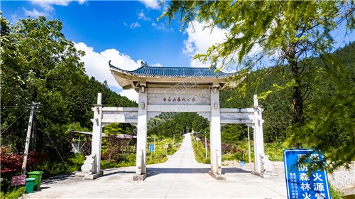 白马山森林公园牌坊