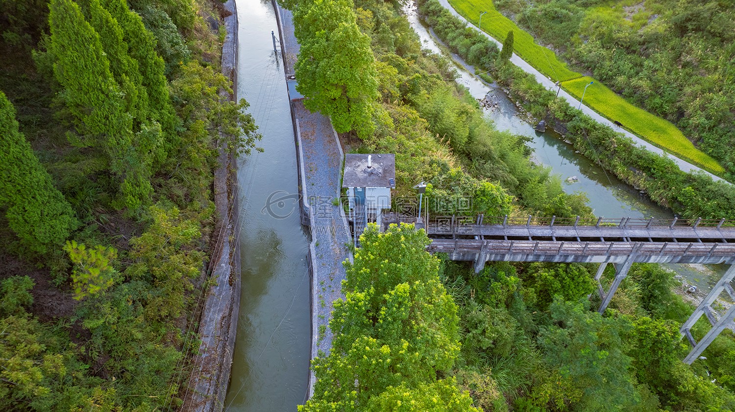 荷香桥屺石水库与渡槽汇合处