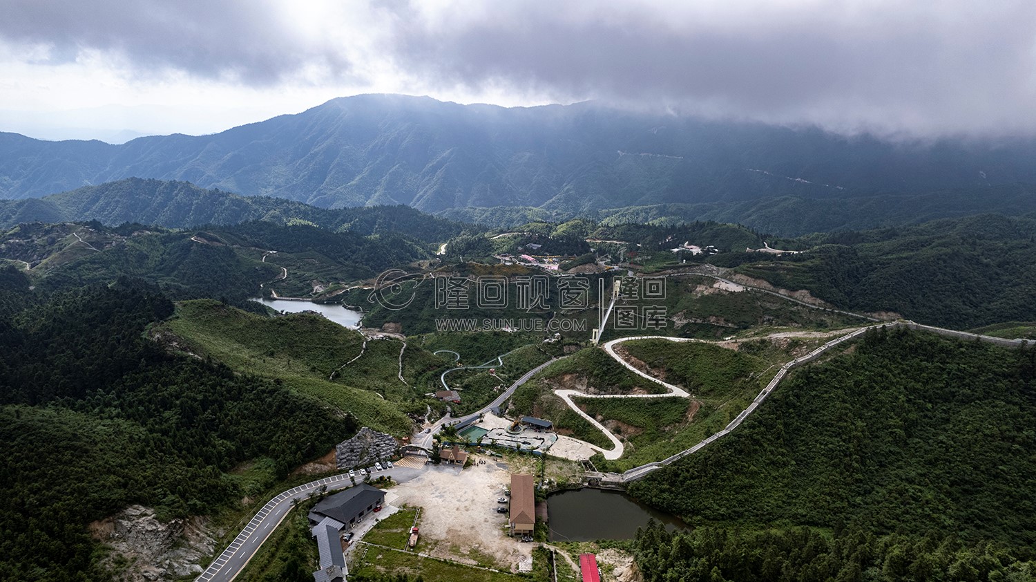 龙瑶幽谷举行近百对单身男女集体相亲大会