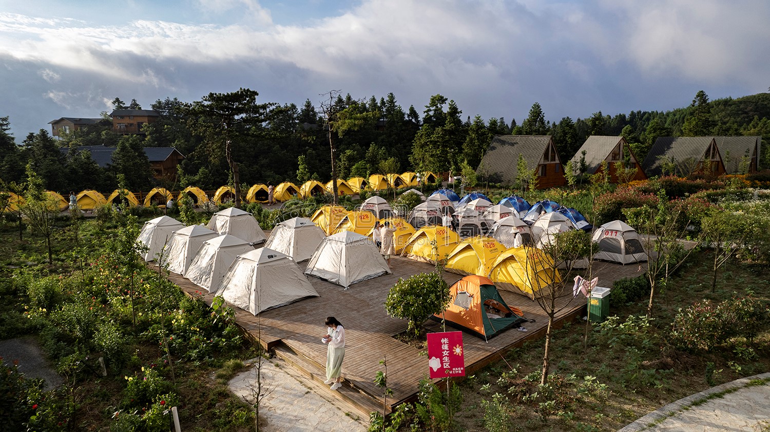 龙瑶幽谷举行近百对单身男女集体相亲大会