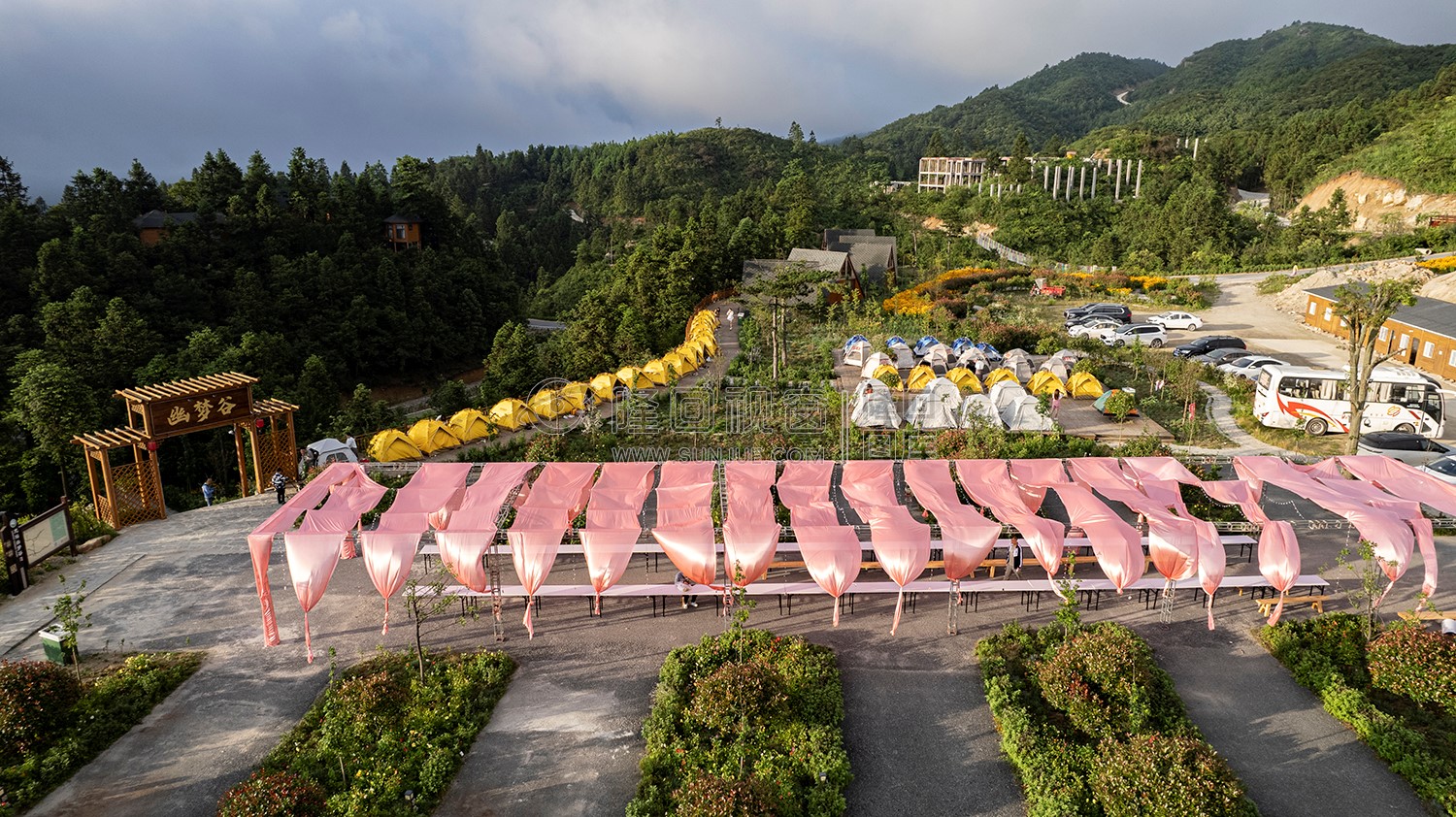 龙瑶幽谷举行近百对单身男女集体相亲大会