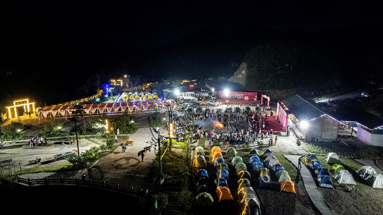 龙瑶幽谷举行近百对单身男女集体相亲大会