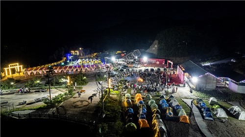 龙瑶幽谷举行近百对单身男女集体相亲大会