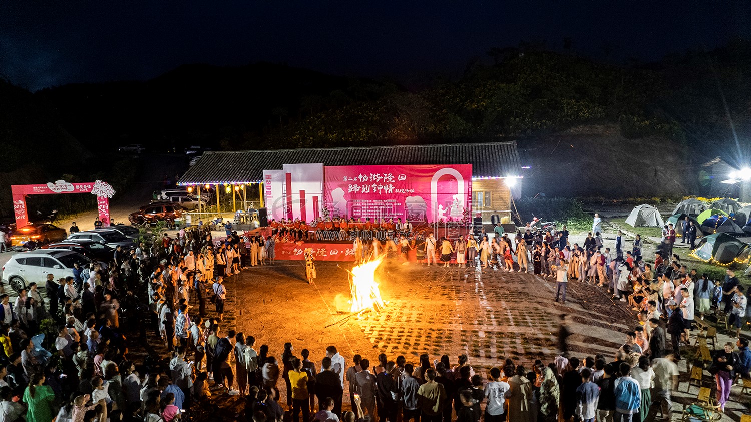 龙瑶幽谷举行近百对单身男女集体相亲大会