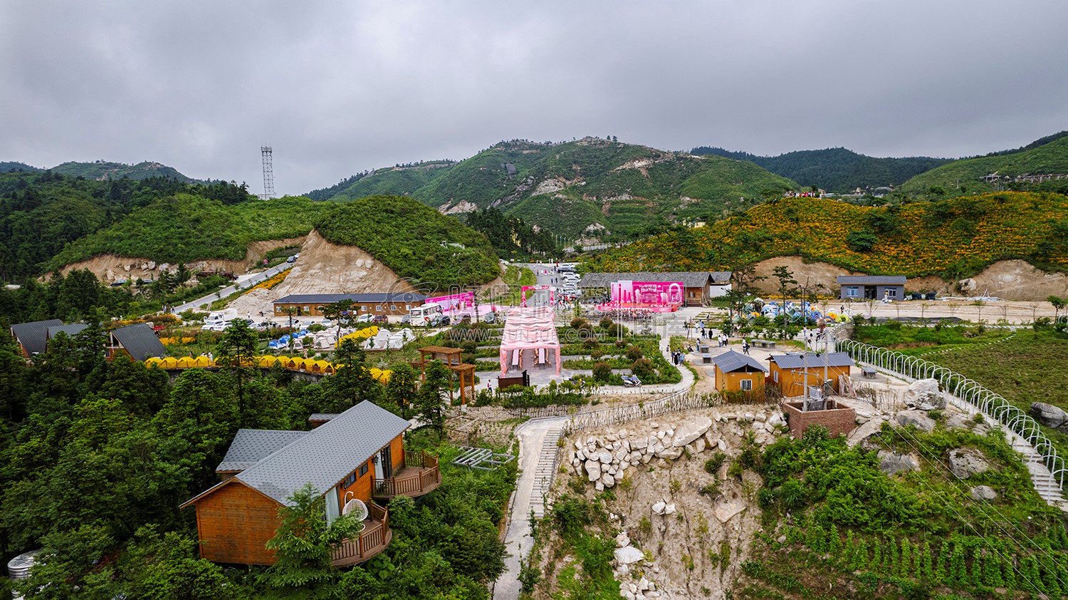 龙瑶幽谷举行近百对单身男女集体相亲大会