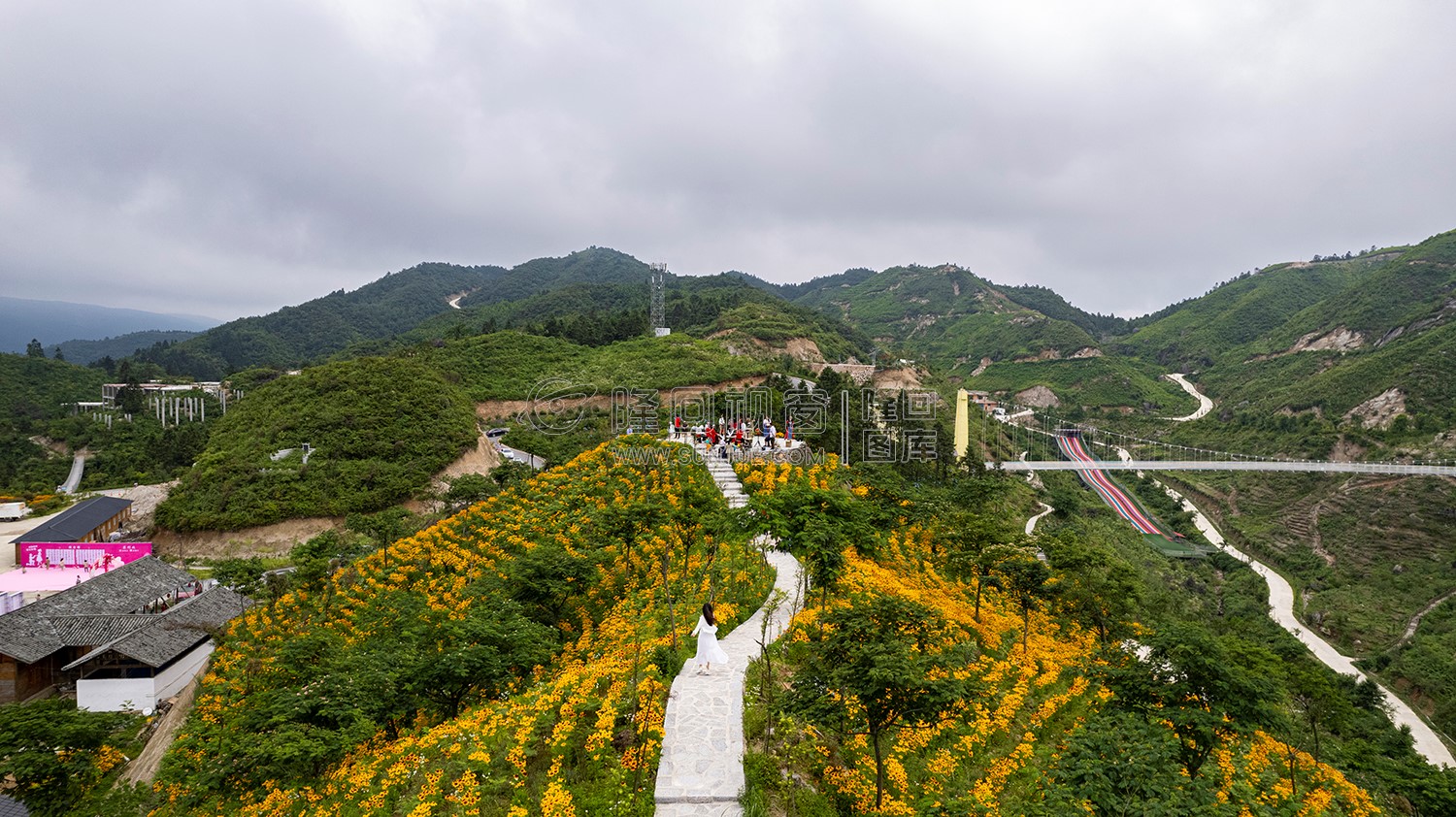 龙瑶幽谷举行近百对单身男女集体相亲大会