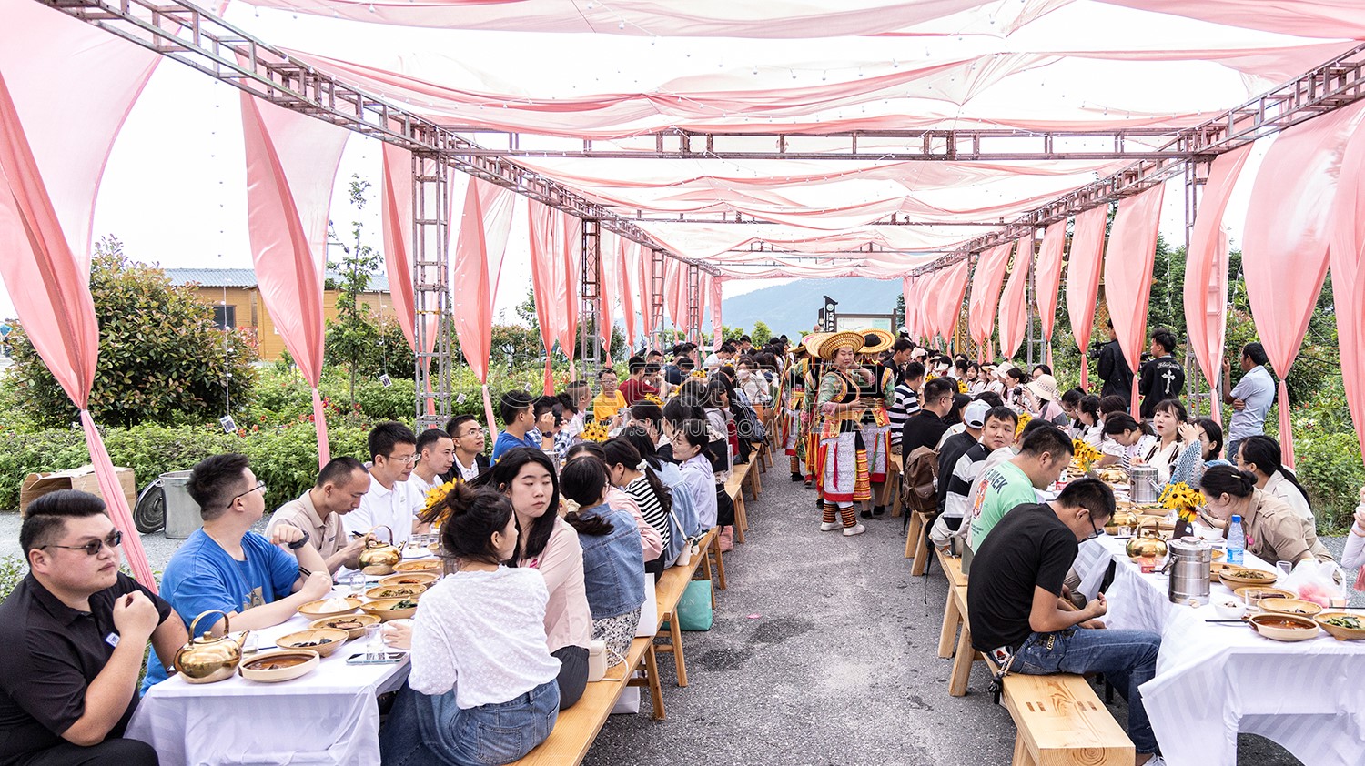 龙瑶幽谷举行近百对单身男女集体相亲大会