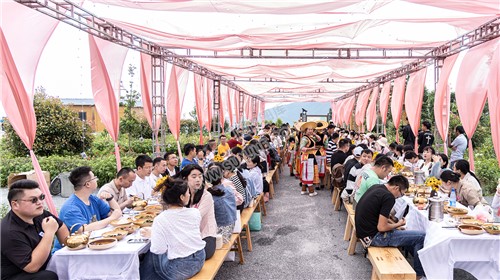 龙瑶幽谷举行近百对单身男女集体相亲大会