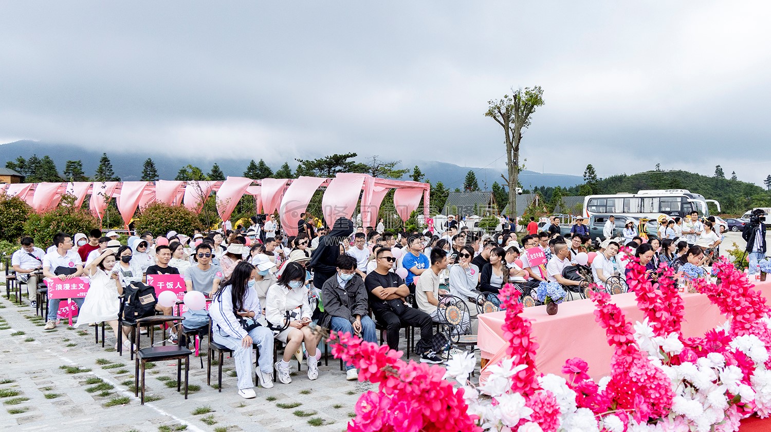 龙瑶幽谷举行近百对单身男女集体相亲大会