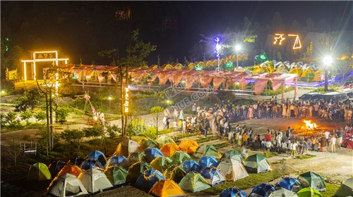 龙瑶幽谷举行近百对单身男女集体相亲大会