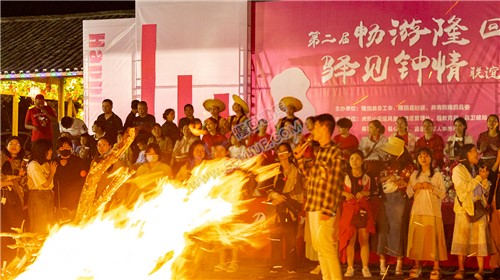 龙瑶幽谷举行近百对单身男女集体相亲大会