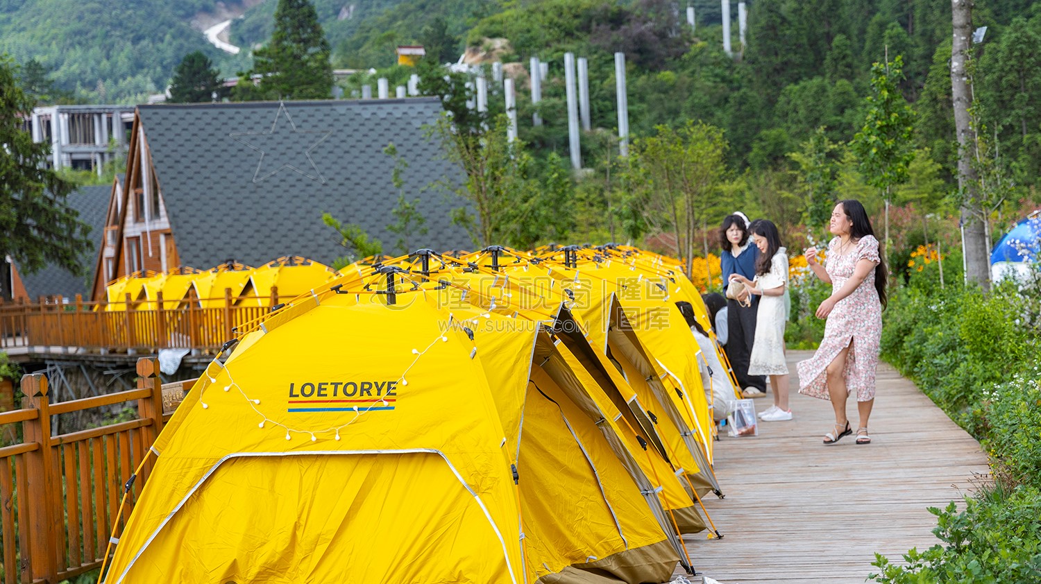 龙瑶幽谷举行近百对单身男女集体相亲大会