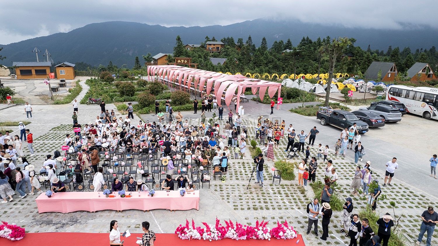 龙瑶幽谷举行近百对单身男女集体相亲大会