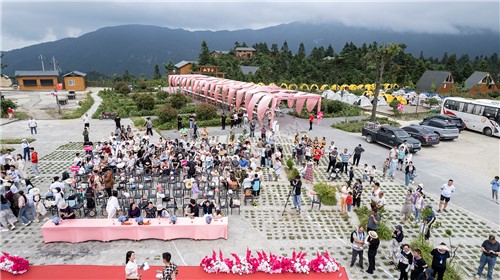 龙瑶幽谷举行近百对单身男女集体相亲大会