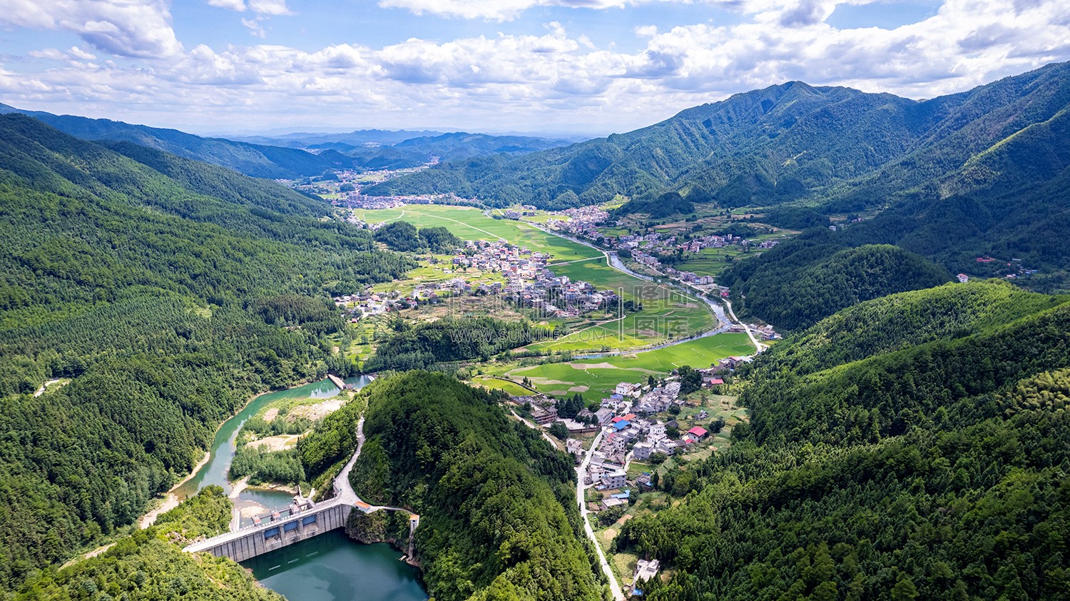 隆回苏河村，千亩稻田连片，木瓜山水流入
