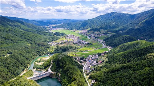 隆回苏河村，千亩稻田连片，木瓜山水流入