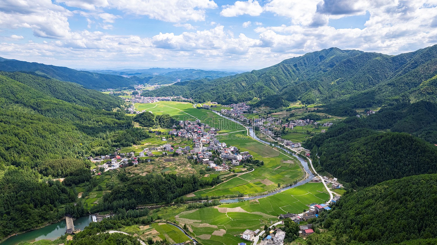 隆回苏河村，千亩稻田连片，木瓜山水流入