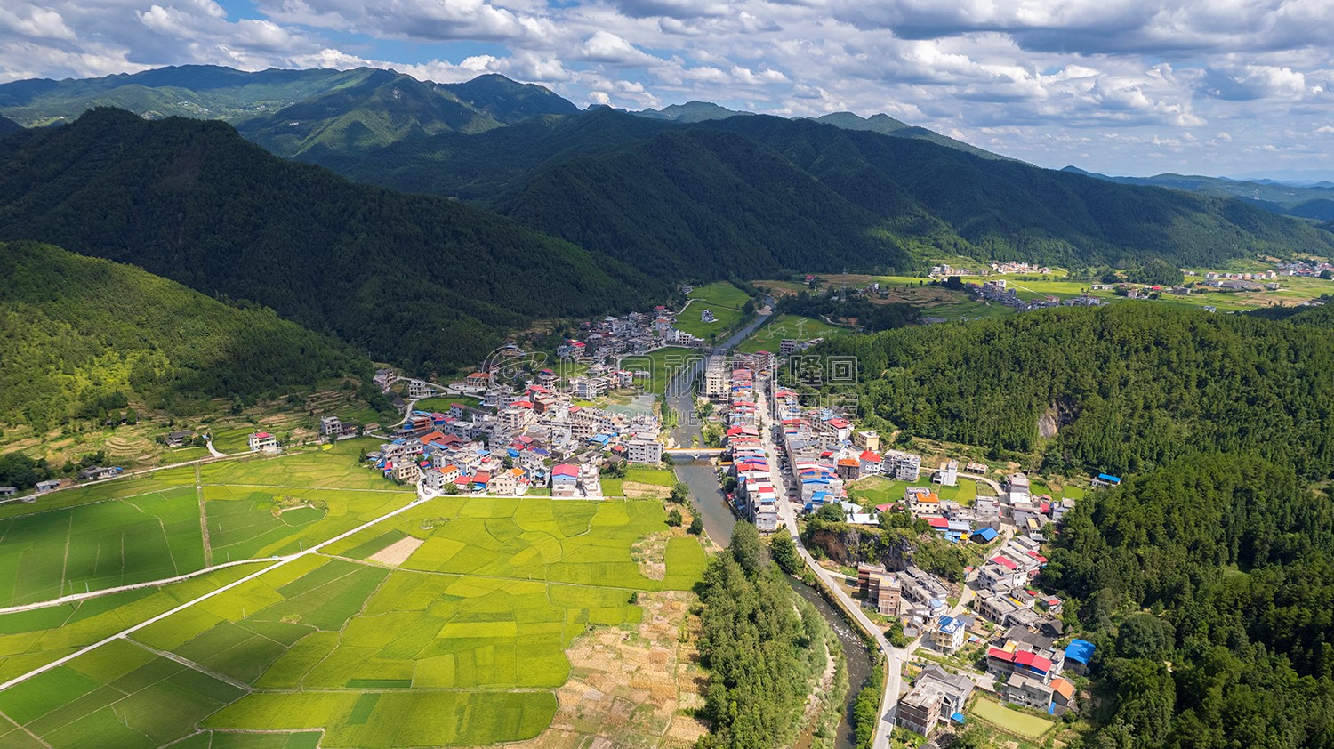隆回苏河村，千亩稻田连片，木瓜山水流入