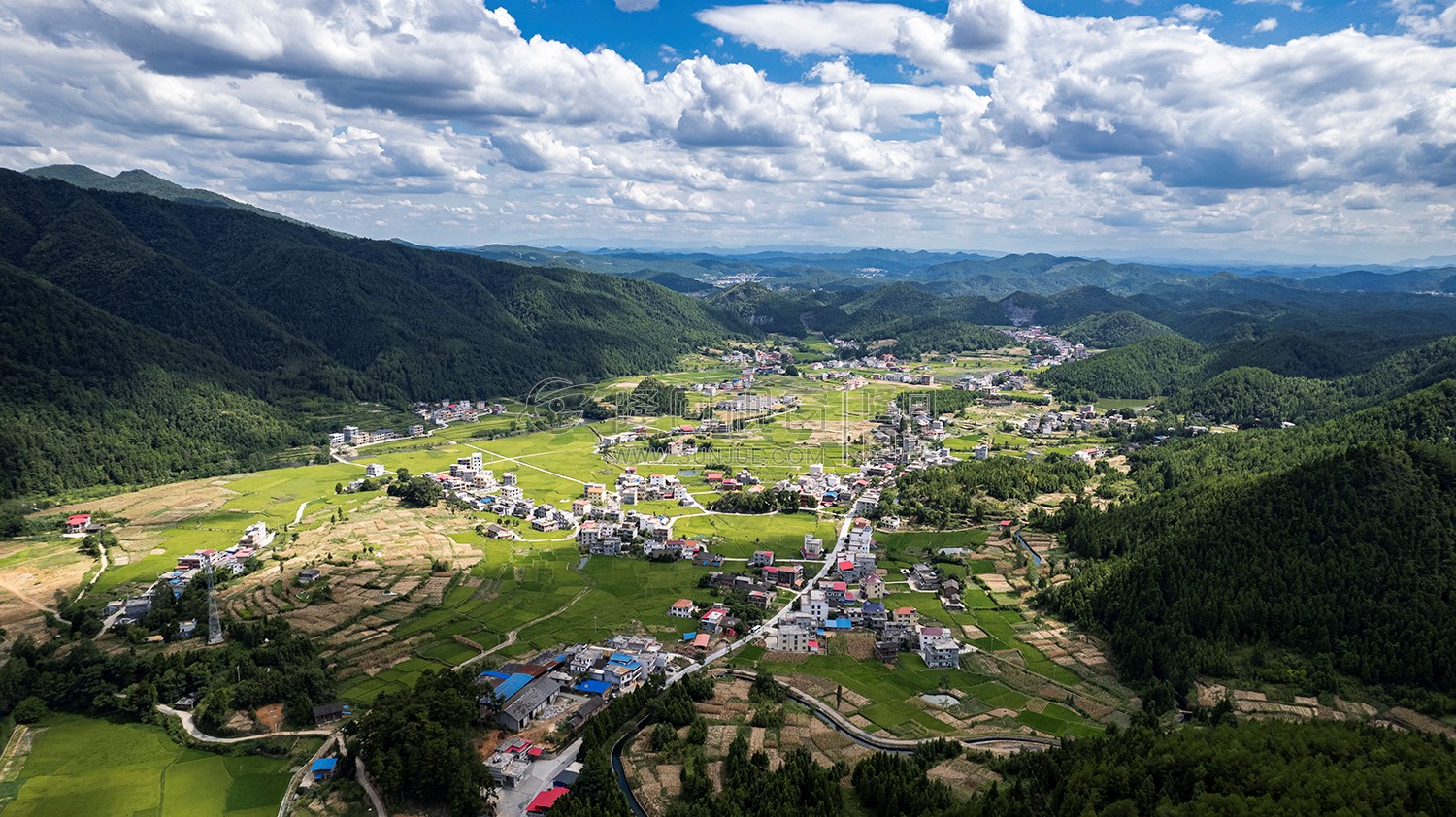 隆回苏河村，千亩稻田连片，木瓜山水流入