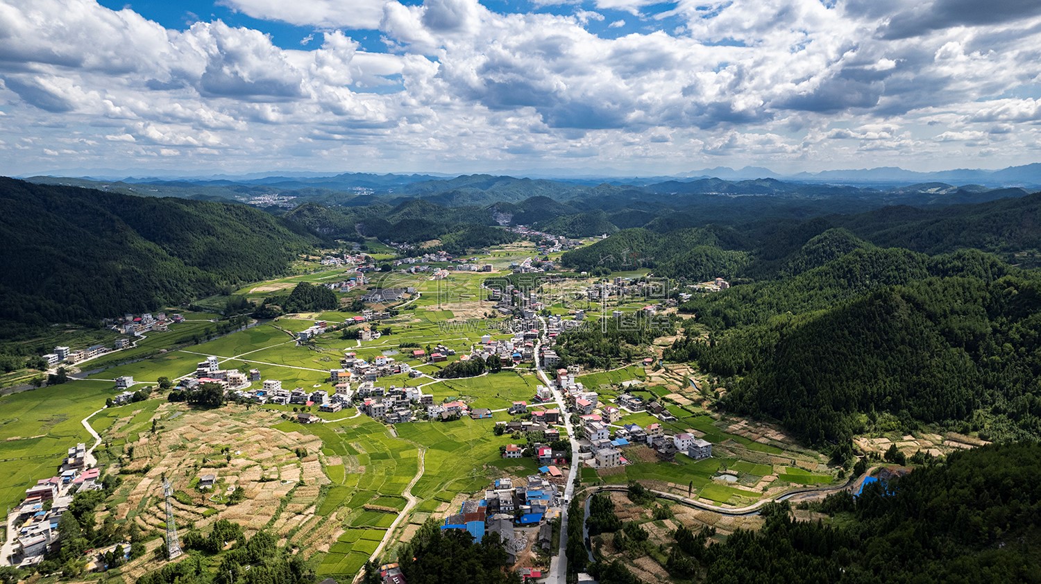 隆回苏河村，千亩稻田连片，木瓜山水流入