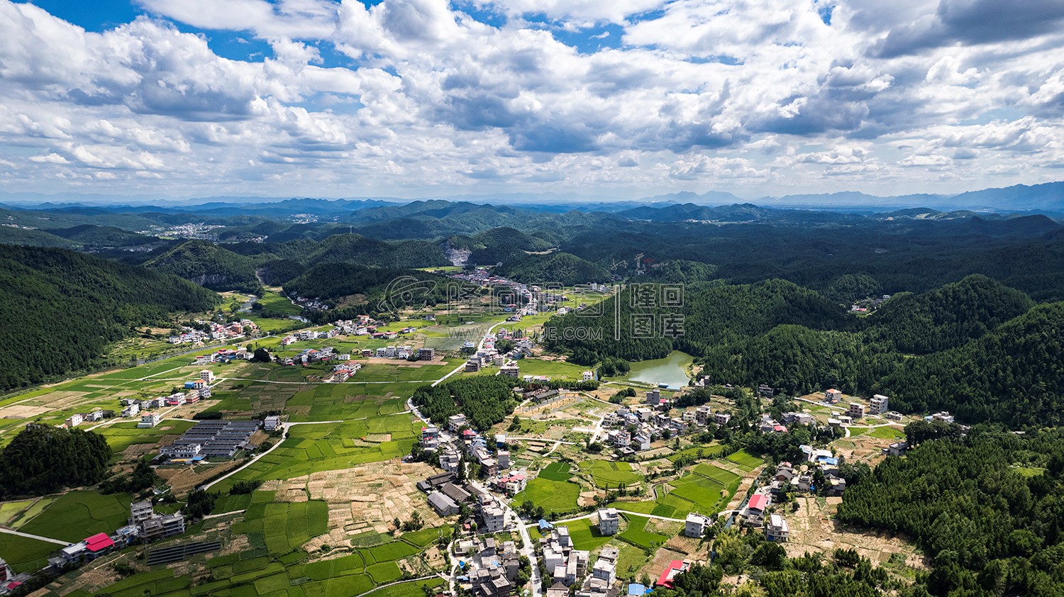 隆回苏河村，千亩稻田连片，木瓜山水流入
