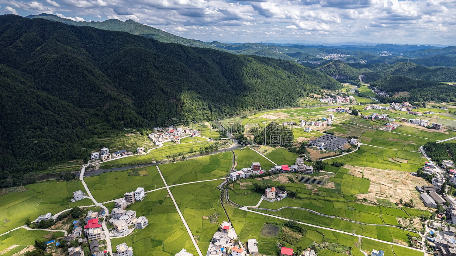 隆回苏河村，千亩稻田连片，木瓜山水流入