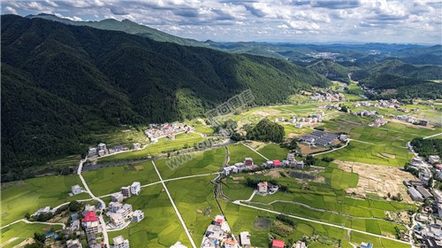 隆回苏河村，千亩稻田连片，木瓜山水流入