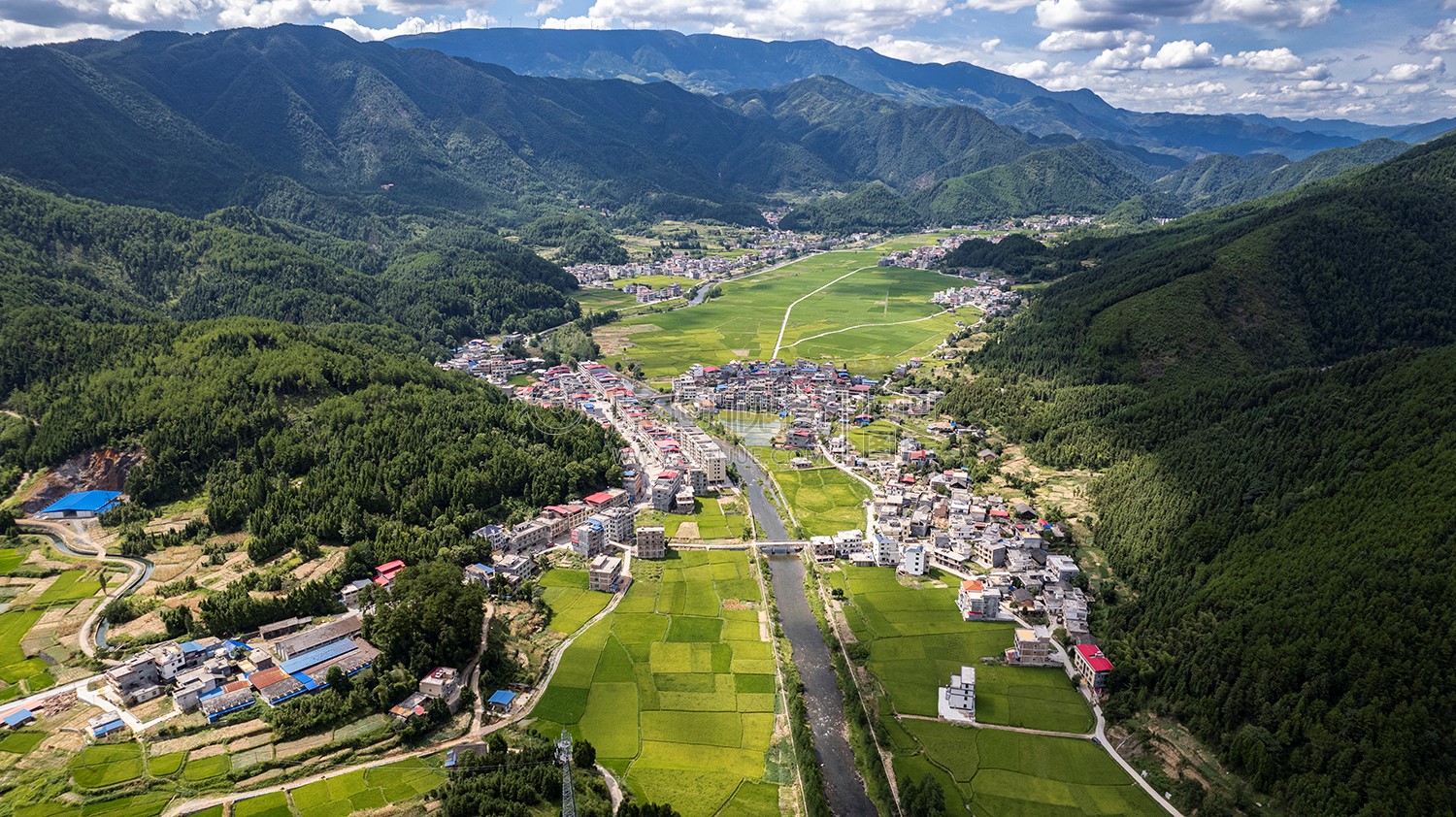 隆回苏河村，千亩稻田连片，木瓜山水流入
