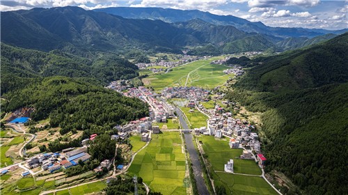 隆回苏河村，千亩稻田连片，木瓜山水流入