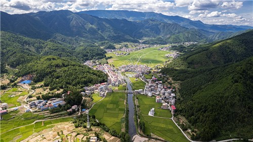 隆回苏河村，千亩稻田连片，木瓜山水流入