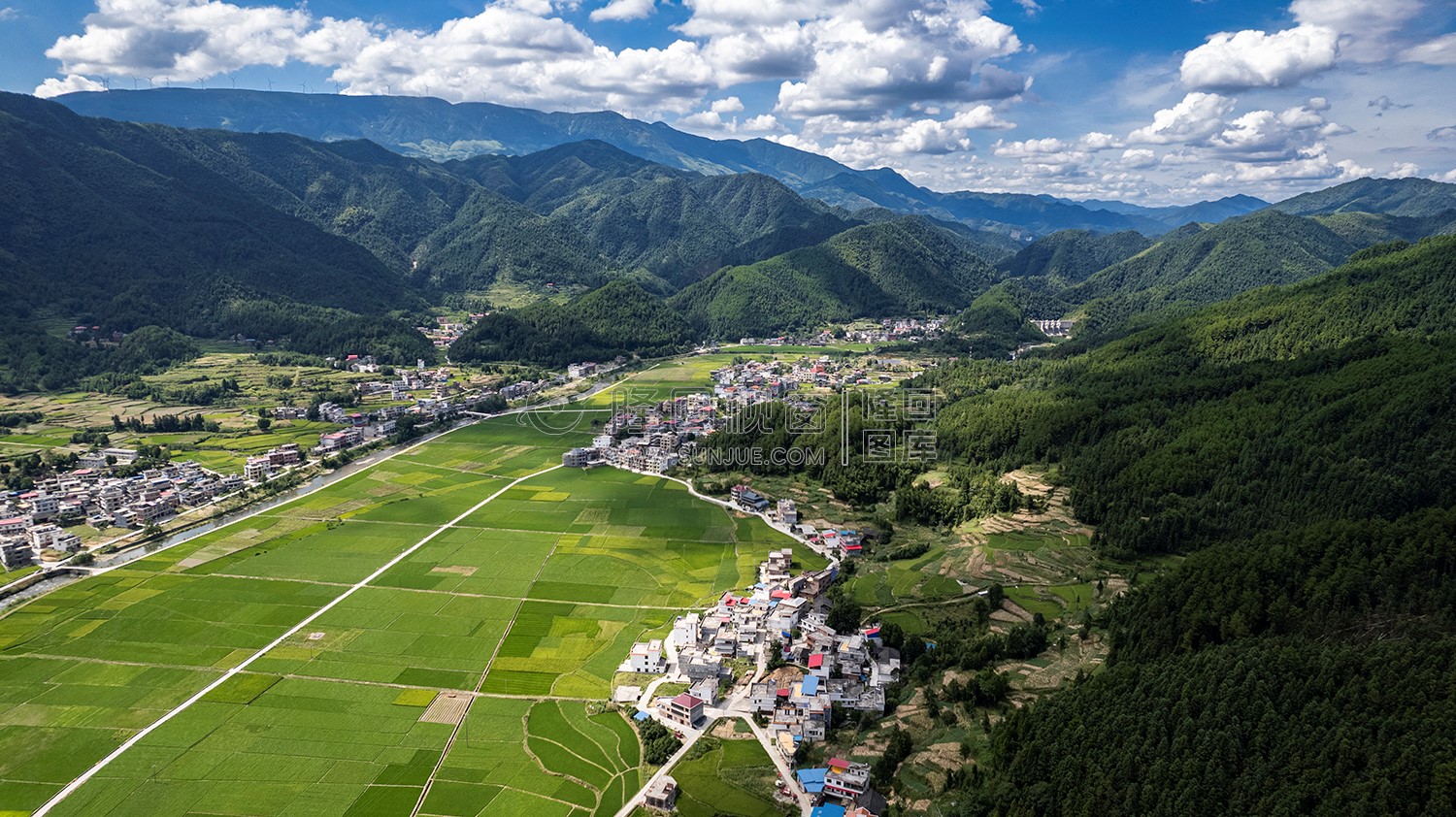 隆回苏河村，千亩稻田连片，木瓜山水流入