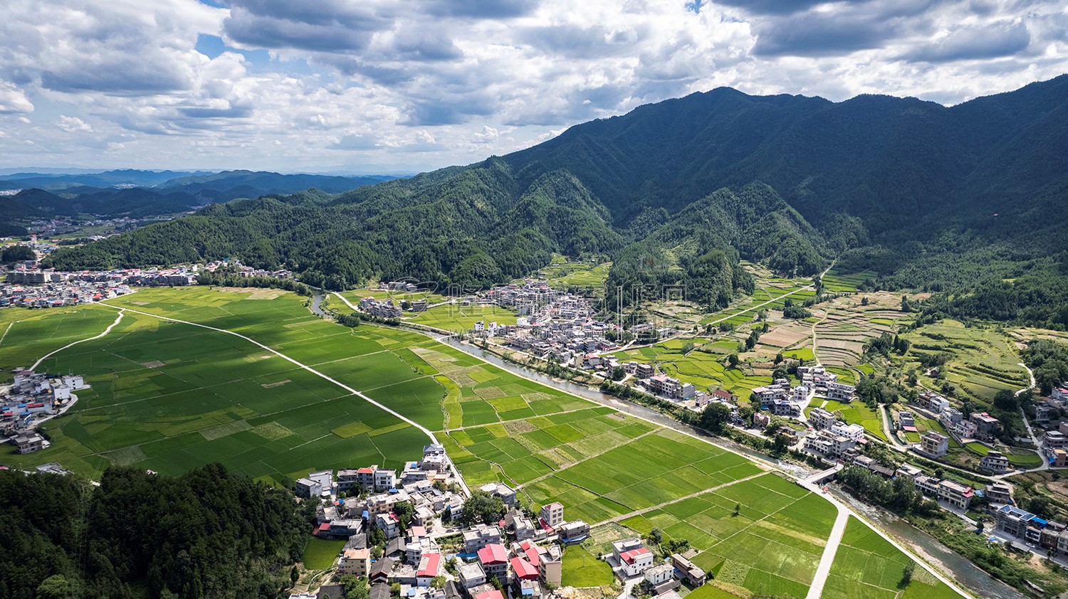 隆回苏河村，千亩稻田连片，木瓜山水流入