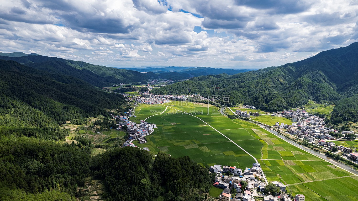 隆回苏河村，千亩稻田连片，木瓜山水流入