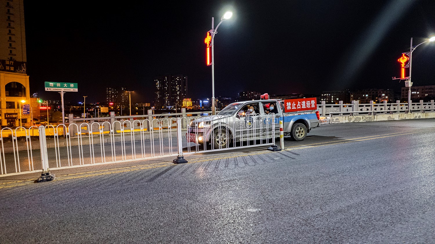 隆回封城第二天，街面已经管控，严禁外出