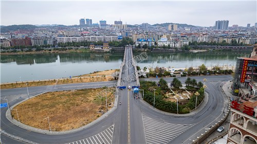 隆回封城第五天，大桥已经封闭，严禁跨河