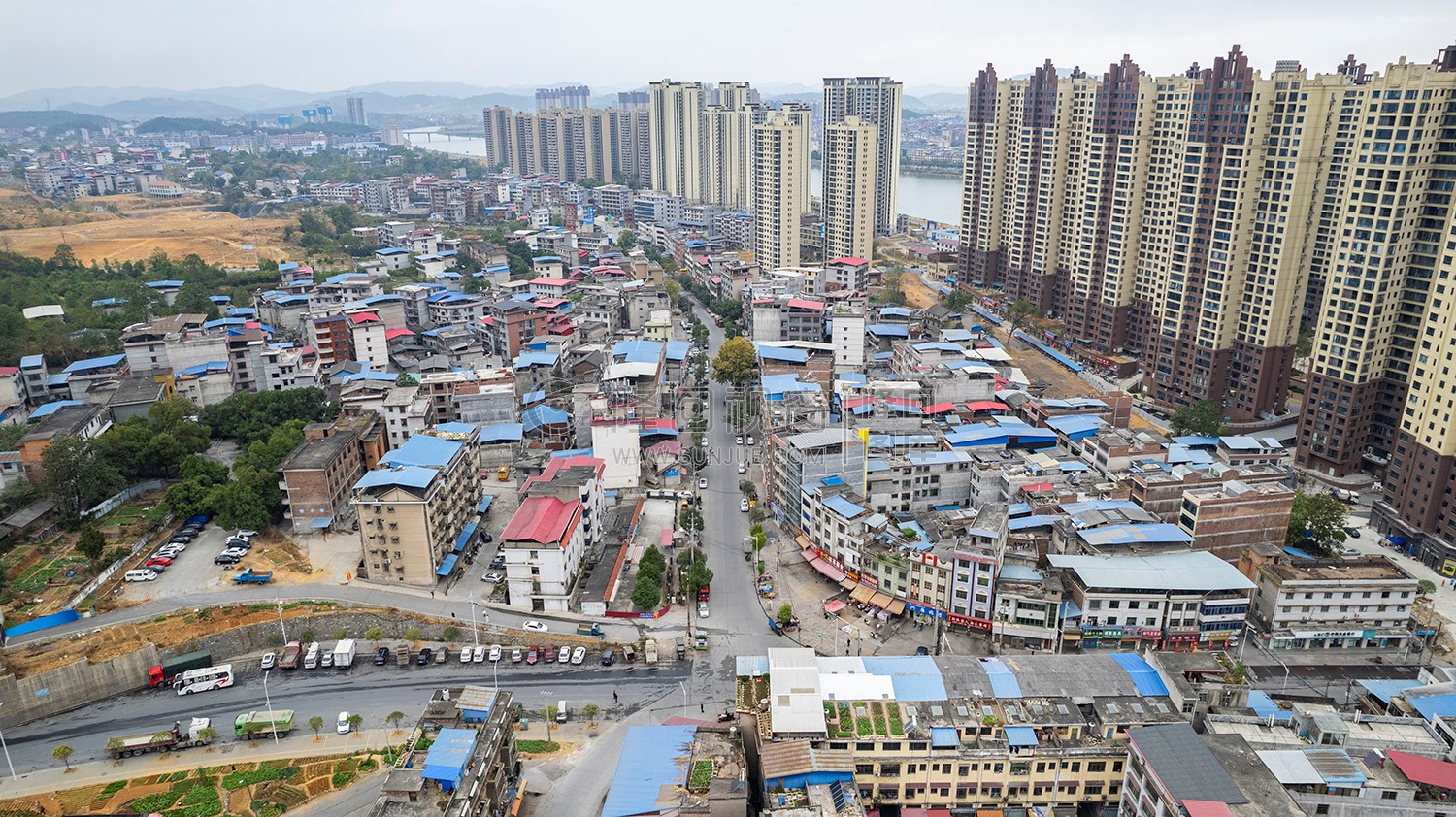 隆回封城第五天，大桥已经封闭，严禁跨河