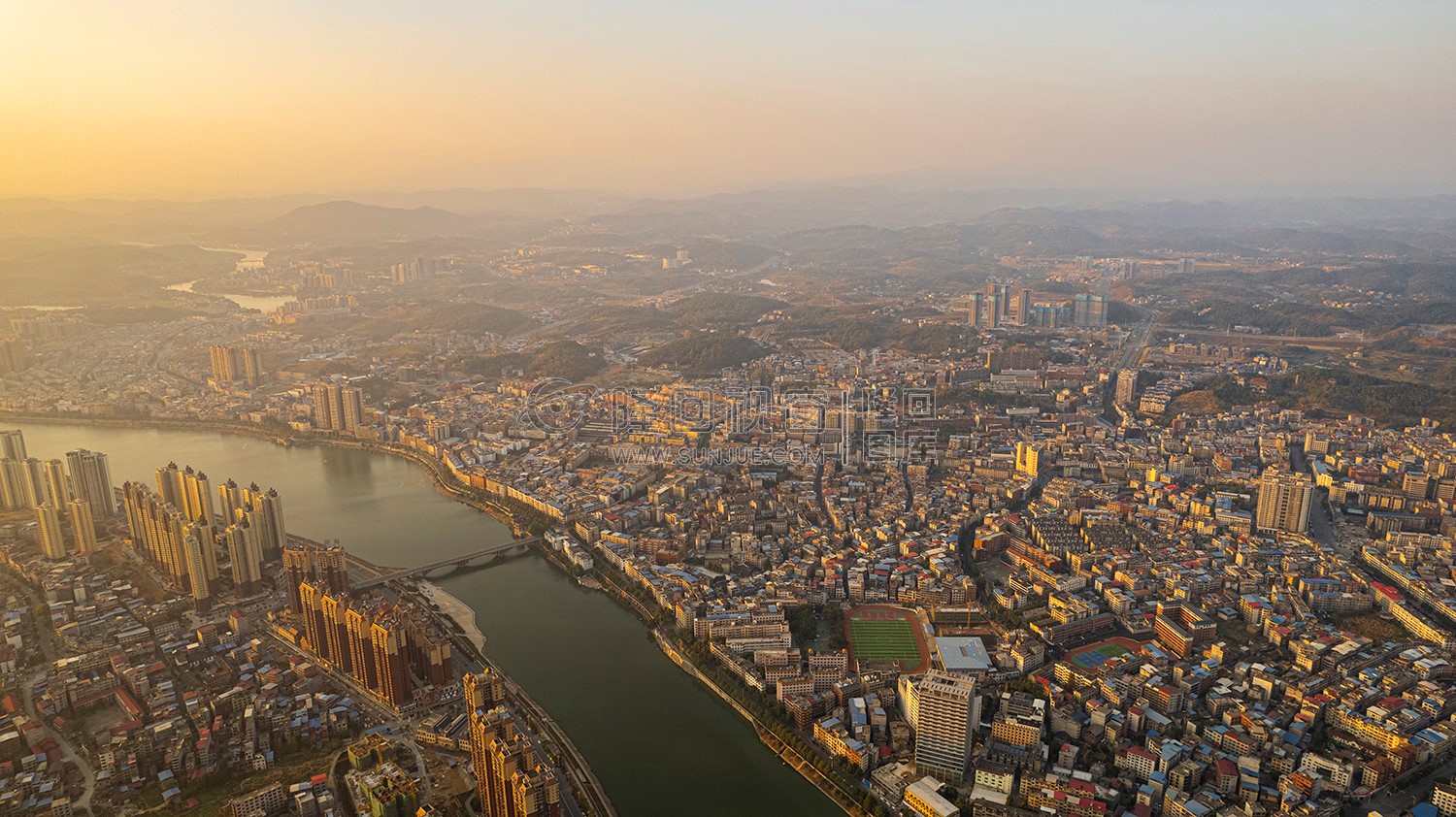 隆回封城第八天，夕阳下的隆回县城