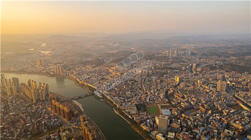 隆回封城第八天，夕阳下的隆回县城