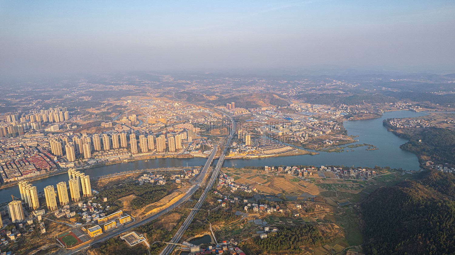 隆回封城第八天，夕阳下的隆回县城